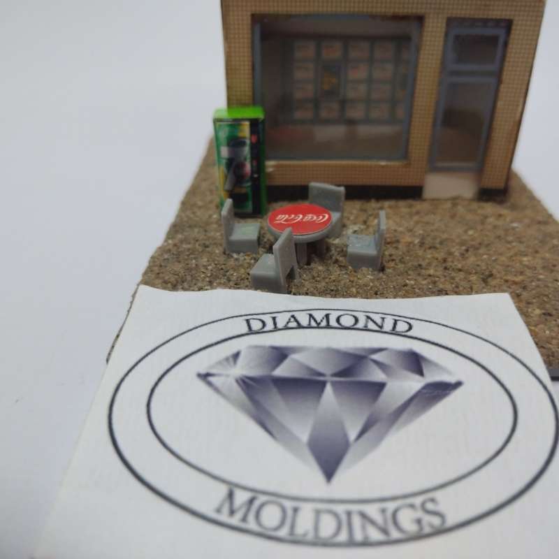 Model Trains HO 1 x Vending Machine, Table, Chairs x4 (7 Up)