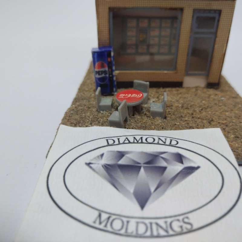 Model Trains HO 1 x Vending Machine, Table, Chairs x4 (Pepsi)