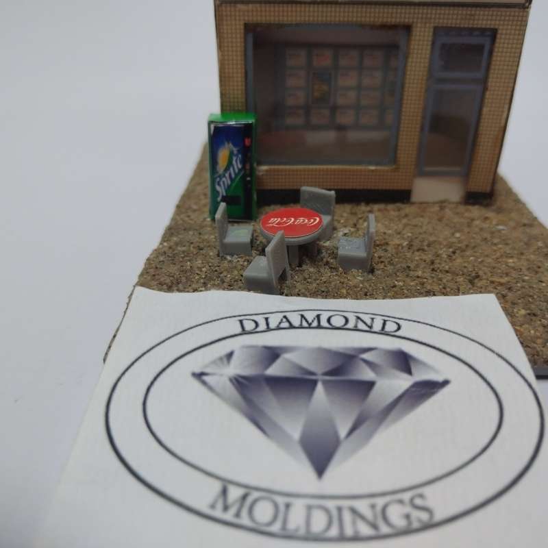 Model Trains HO 1 x Vending Machine, Table, Chairs x4 (Sprite)
