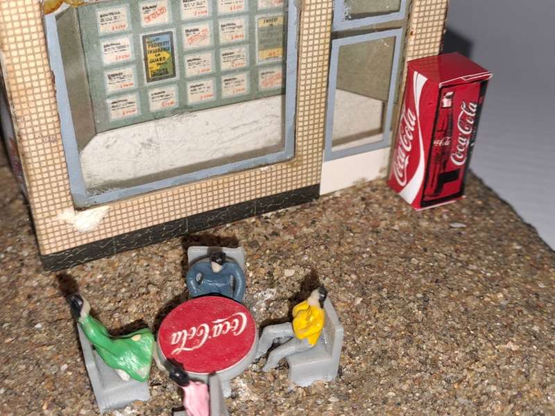 Model Trains HO 1 x Vending Machine, Table, Chairs, People x4 (Stripe under Coke)
