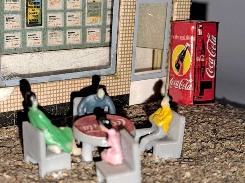 Model Trains HO 1 x Vending Machine, Table, Chairs, People x4 (Coke bottle)