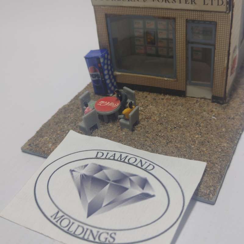 Model Trains HO 1 x Vending Machine, Table, Chairs, People x4 (Pepsi)