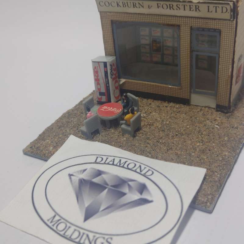 Model Trains HO 1 x Vending Machine, Table, Chairs, People x4 (Diet Coke)