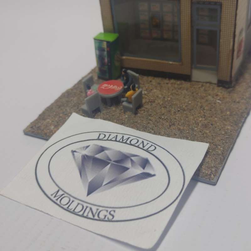Model Trains HO 1 x Vending Machine, Table, Chairs, People x4 (7 Up)