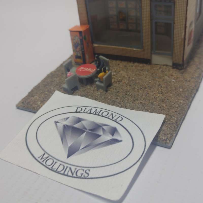 Model Trains HO 1 x Vending Machine, Table, Chairs, People x4 (Fanta bottle)