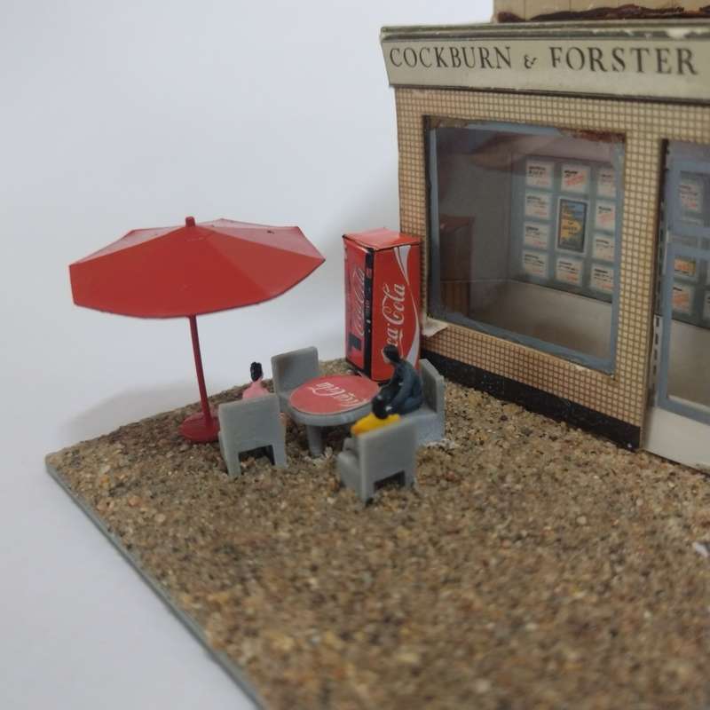 Model Trains HO 1 x Vending Machine, Table, Chairs, People x4, Umbrella (Stripe under Coke)