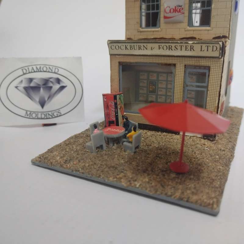 Model Trains HO 1 x Vending Machine, Table, Chairs, People x4, Umbrella (Sprite Boy)