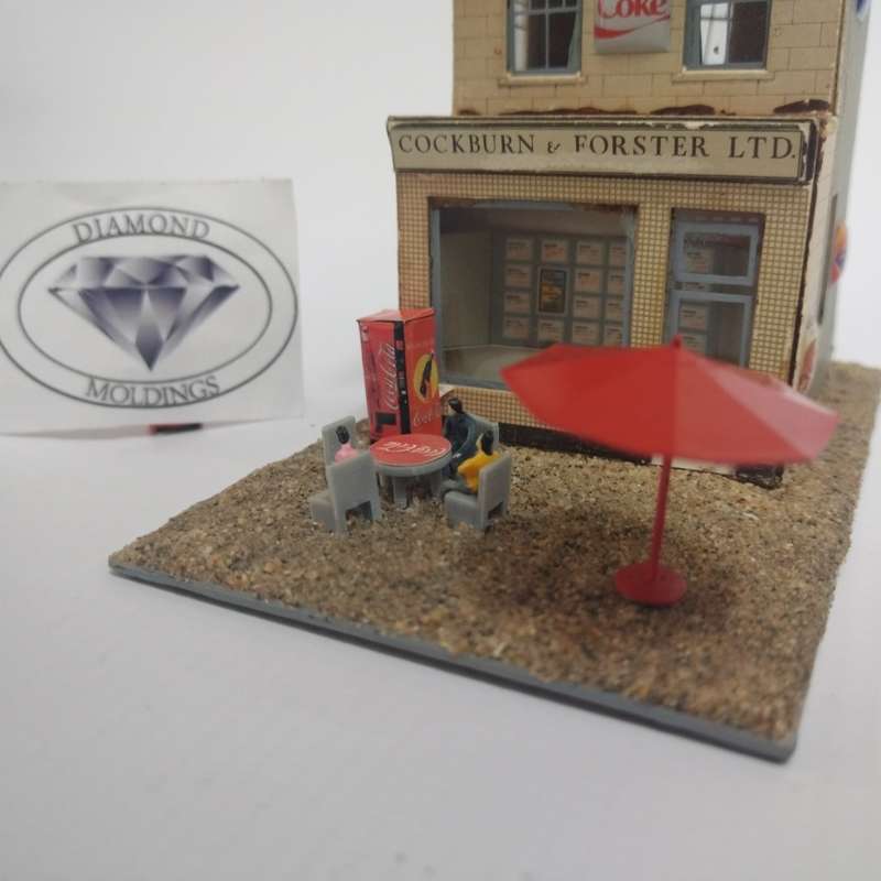 Model Trains HO 1 x Vending Machine, Table, Chairs, People x4, Umbrella (Coke bottle)