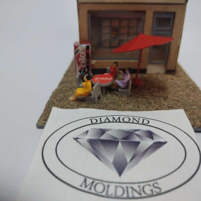Model Trains HO 1 x Vending Machine, Table, Chairs, People x4, Umbrella (Coke oval)