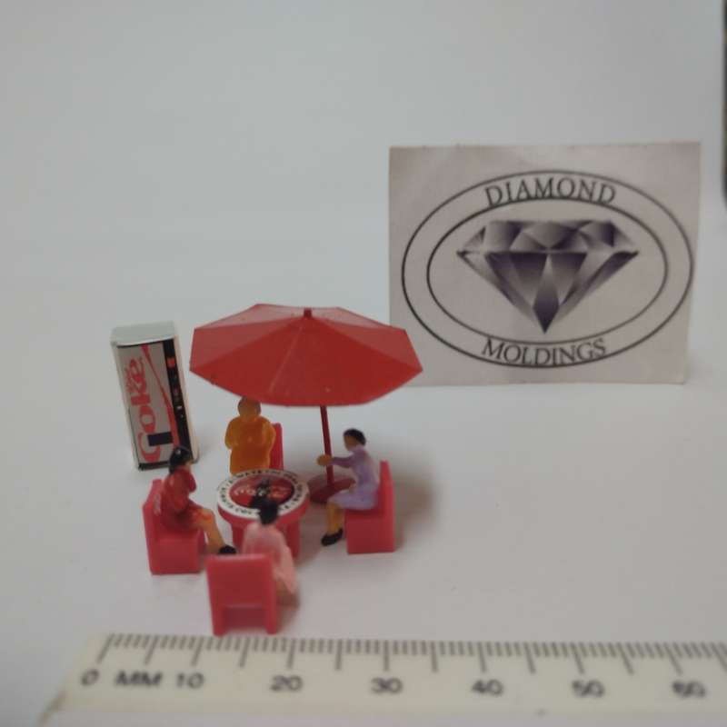 Model Trains HO 1 x Vending Machine, Table, Chairs, People x4, Umbrella (Diet Coke)