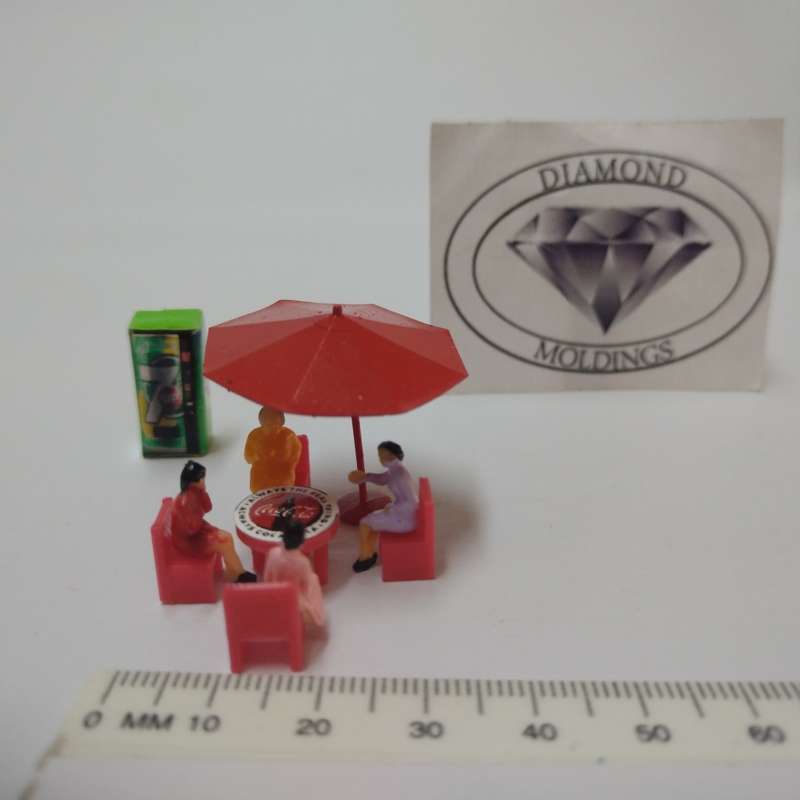 Model Trains HO 1 x Vending Machine, Table, Chairs, People x4, Umbrella (7 Up)