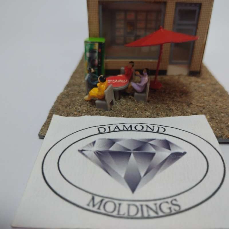 Model Trains HO 1 x Vending Machine, Table, Chairs, People x4, Umbrella (7 Up)