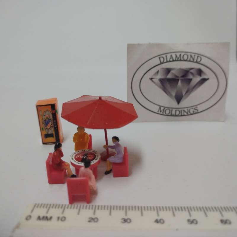 Model Trains HO 1 x Vending Machine, Table, Chairs, People x4, Umbrella (Fanta bottle)