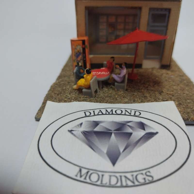 Model Trains HO 1 x Vending Machine, Table, Chairs, People x4, Umbrella (Fanta bottle)