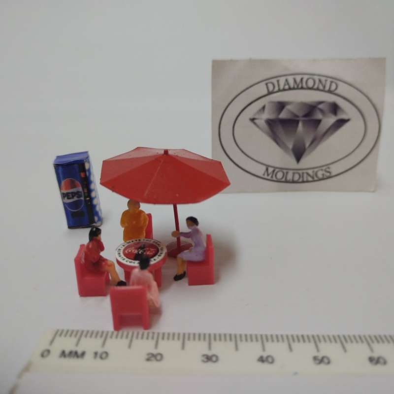 Model Trains HO 1 x Vending Machine, Table, Chairs, People x4, Umbrella (Pepsi)
