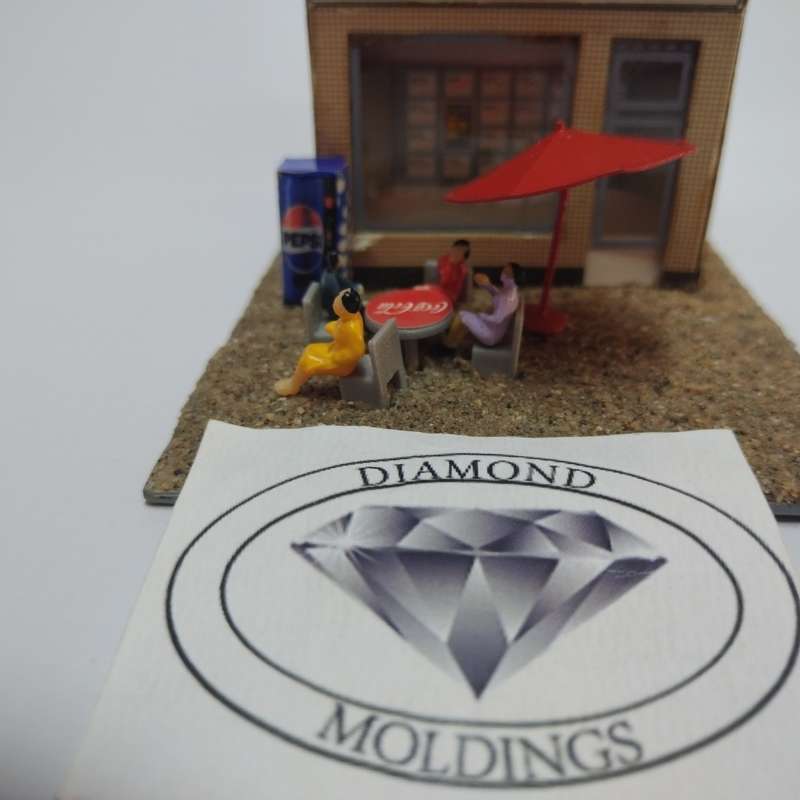 Model Trains HO 1 x Vending Machine, Table, Chairs, People x4, Umbrella (Pepsi)