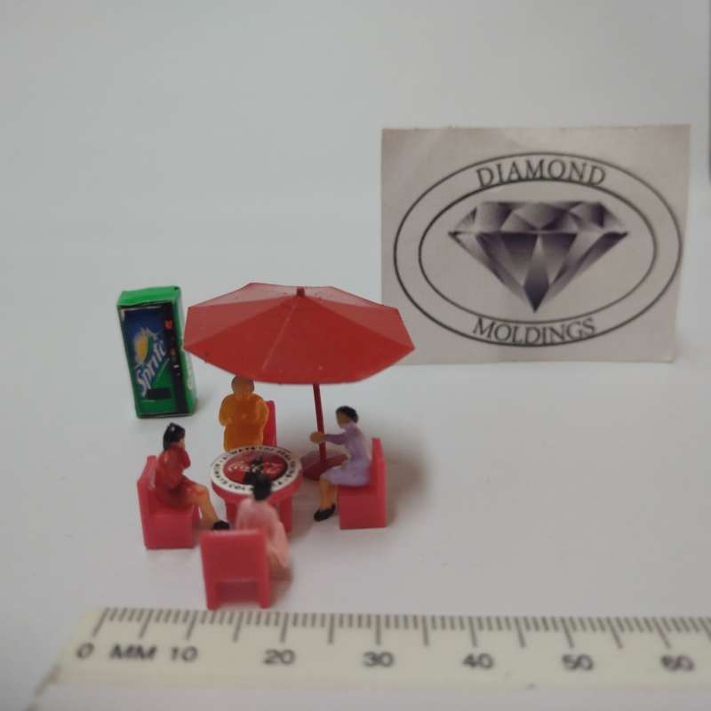 Model Trains HO 1 x Vending Machine, Table, Chairs, People x4, Umbrella (Sprite)
