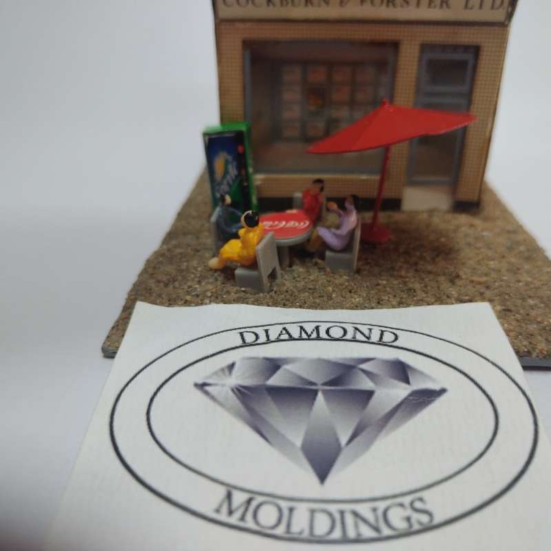 Model Trains HO 1 x Vending Machine, Table, Chairs, People x4, Umbrella (Sprite)