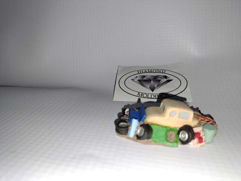 Model Trains HO 1 x Scrap yard - Small (Cream car) 54mm x 31mm x 16mm