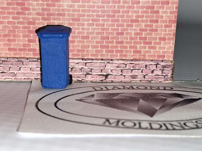Model Trains HO 1 x Garbage bin close (Blue) - 10mm x 11mm x 16mm