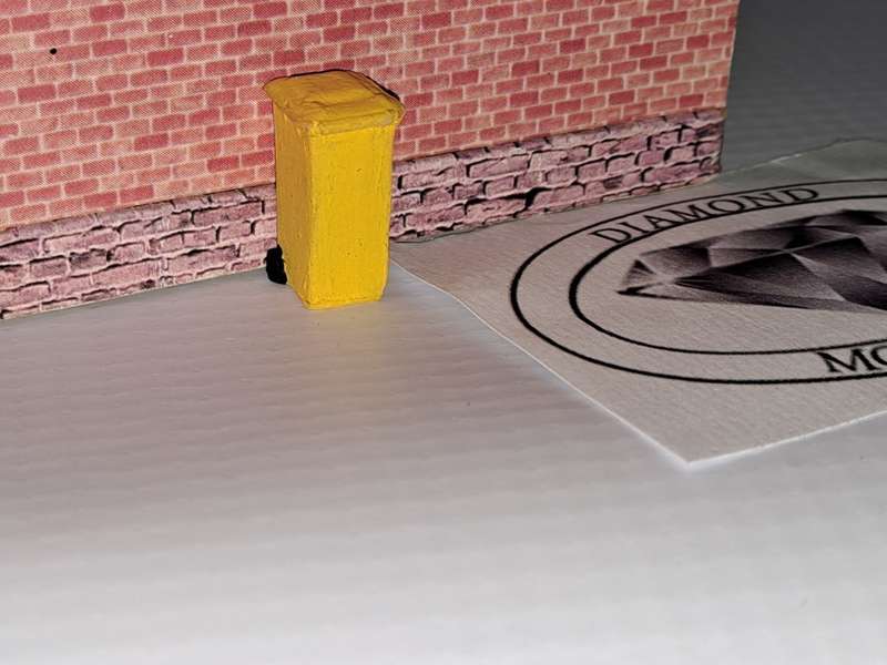 Model Trains HO 1 x Garbage bin close (Yellow) - 10mm x 11mm x 16mm