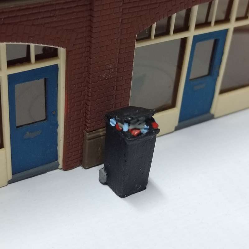 Model Trains HO 1 x Garbage bin open lid (Black) - 10mm x 11mm x 22mm