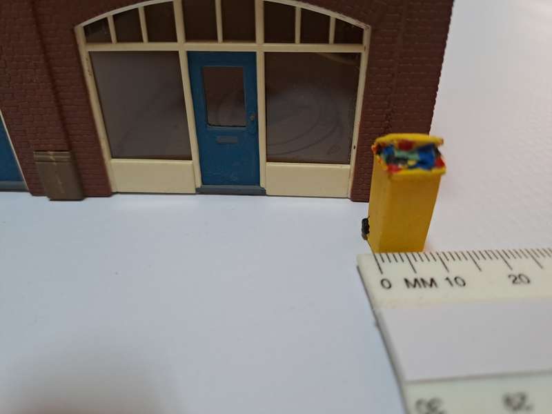 Model Trains HO 1 x Garbage bin open lid (Yellow) - 10mm x 11mm x 22mm