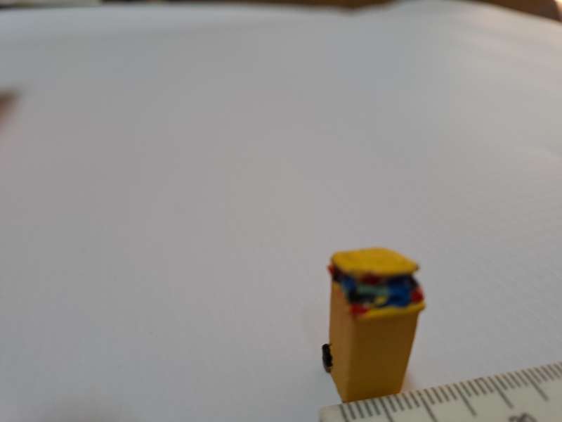Model Trains HO 1 x Garbage bin open lid (Yellow) - 10mm x 11mm x 22mm