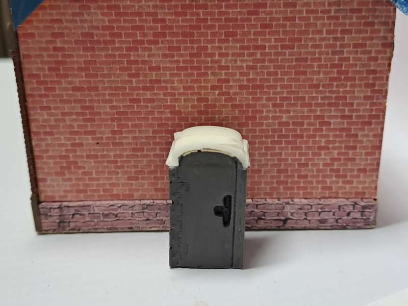 Model Trains HO 1 x Portable Toilet (Maroon) - 16mm x 13mm x 29mm