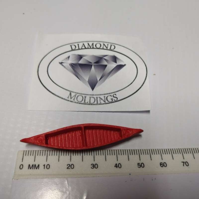 Model Trains HO 1 x Canoe (Red) - 53mm x 9mm x 6mm