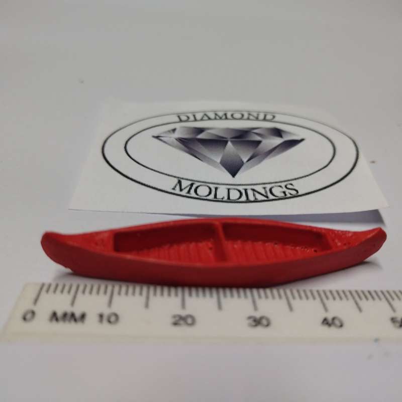 Model Trains HO 1 x Canoe (Red) - 53mm x 9mm x 6mm