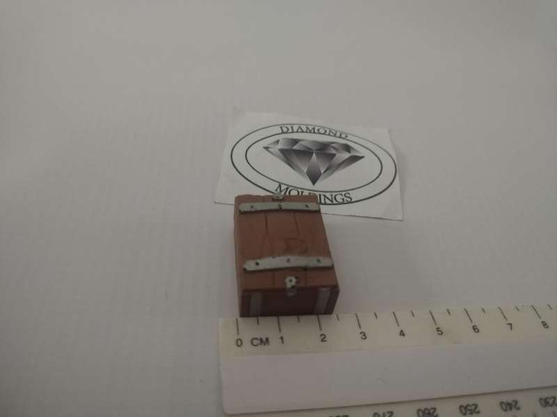 Model Trains HO 1 x Freight Crates - Big Crate with silver strap - 30mm x 22mm x 15mm