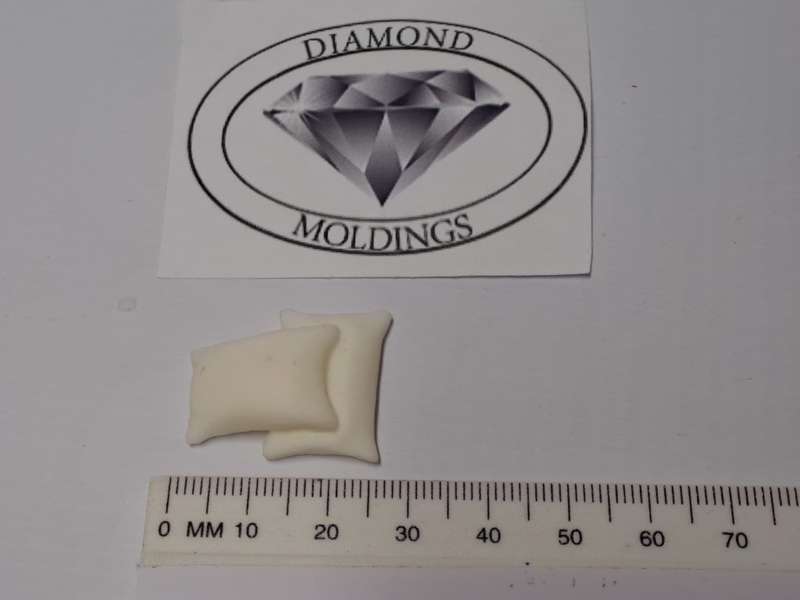 Model Trains HO 1 x Flour bags (Set of 2) - 8mm x 5mm x 14mm