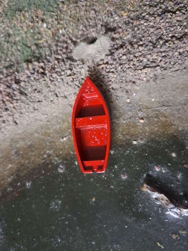 Model Trains HO - Boat Small with seat (Red) - 36mm x 12mm x 7mm