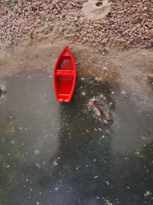 Model Trains HO - Boat Small with seat (Red) - 36mm x 12mm x 7mm