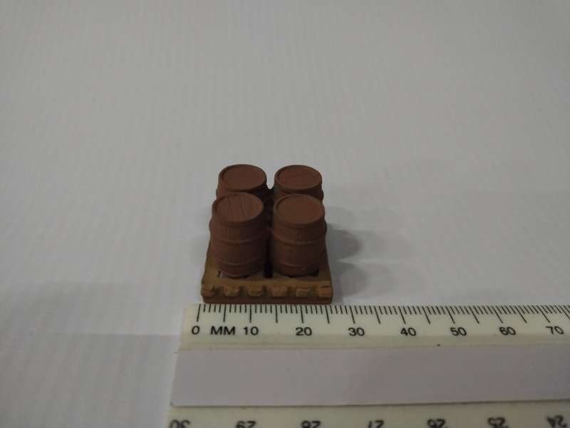 Model Trains HO - 4 Barrels on Pallet - 29mm x 29mm x 20mm