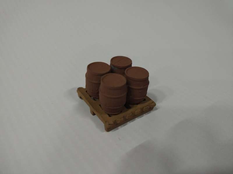 Model Trains HO - 4 Barrels on Pallet - 29mm x 29mm x 20mm