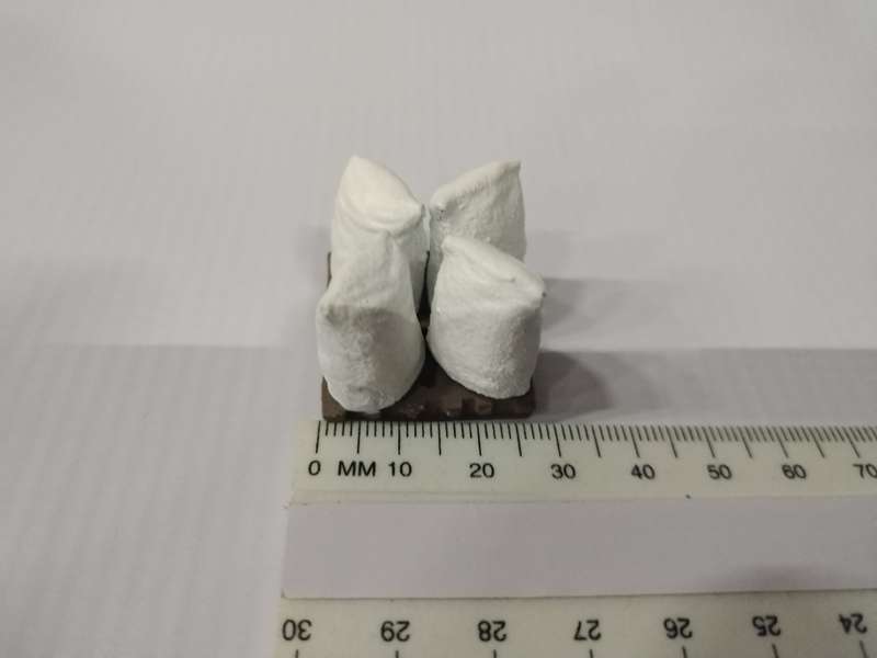 Model Trains HO - 4 Flour bags on Pallet - 29mm x 29mm x 25mm