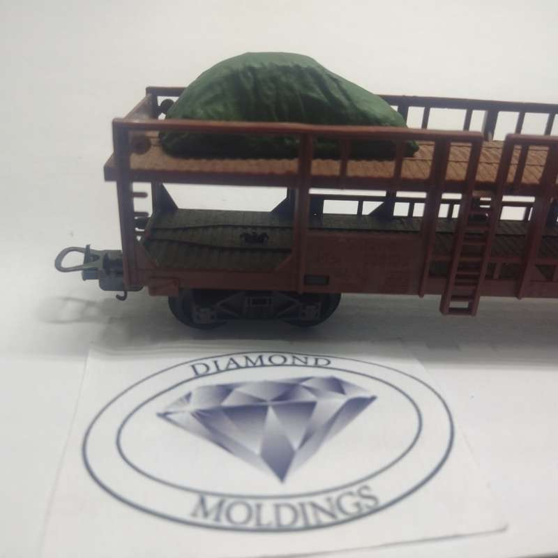 Model Trains HO - Freight Load - Car VW Beetle under Tarpaulin (resin) - 45mm x 18mm x 17mm