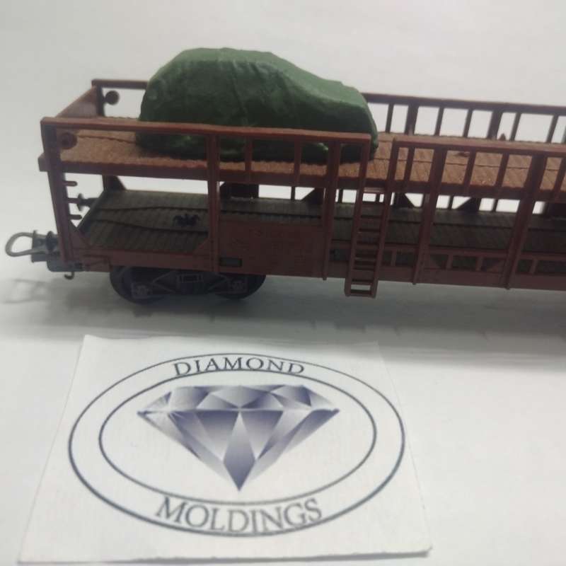 Model Trains HO - Freight Load - Car VW Golf under Tarpaulin (resin) - 47mm x 21mm x 15mm