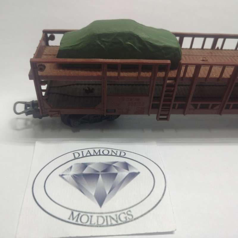 Model Trains HO - Freight Load - BMW under Tarpaulin (resin) - 58mm x 22mm x 16mm