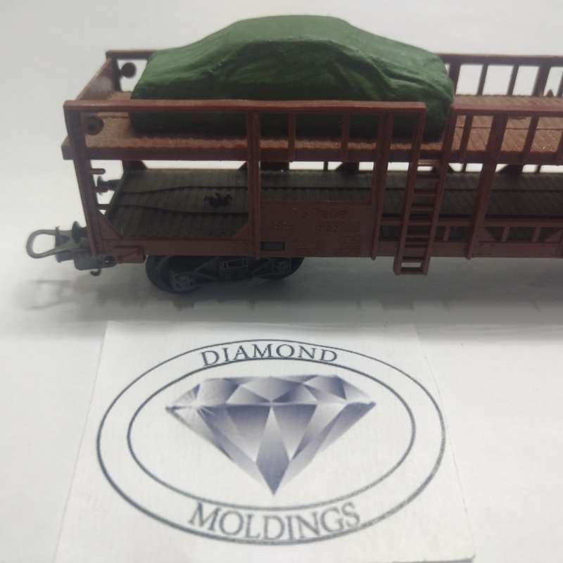 Model Trains HO - Freight Load - Car Mercedes-Benz under Tarpaulin (resin) - 56mm x 20mm x 16mm