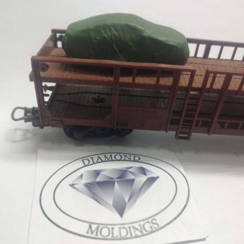 Model Trains HO - Freight Load - Car Hyundai under Tarpaulin (resin) - 49mm x 21mm x 16mm