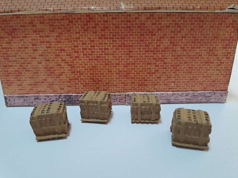 Model Trains N Scale - Pallets with loads Small (x4 pack) - 14mm x 13mm x 14mm