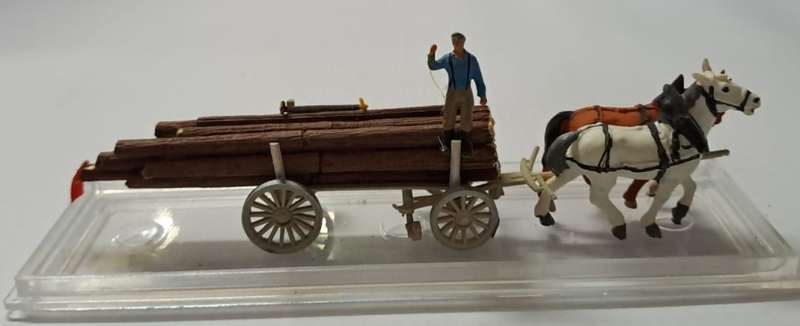 Model Trains 1:87 HO Preiser metal wagon with wood load and saw, 2x horses + 1x figure.