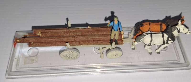 Model Trains 1:87 HO Preiser metal wagon with wood load and saw, 2x horses + 1x figure.