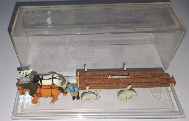 Model Trains 1:87 HO Preiser metal wagon with wood load and saw, 2x horses + 1x figure.