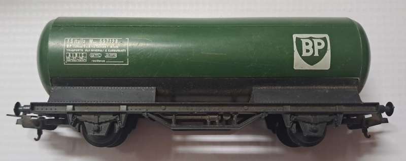 Model Trains 1:87 HO - 1 x Lima BP oil tanker with Lima couplers.