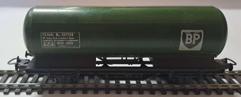 Model Trains 1:87 HO - 1 x Lima BP oil tanker with Lima couplers.