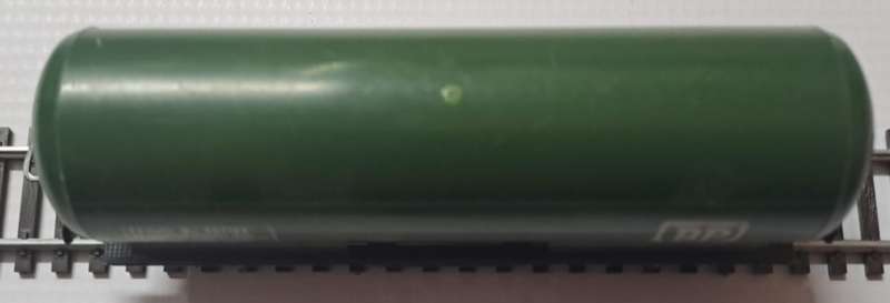 Model Trains 1:87 HO - 1 x Lima BP oil tanker with Lima couplers.